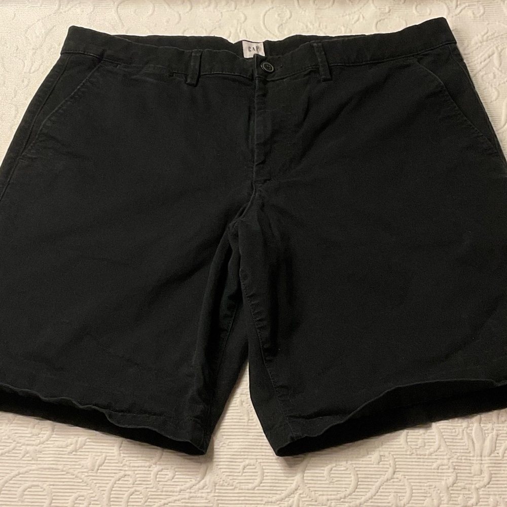 GAP Men's Black Flat Front Shorts. 10”. Size 36. Essential